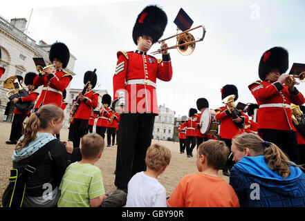 Junge Zuschauer sehen sich die Dreharbeiten zum Musikvideo der Coldstream Guards bei der Horse Guards Parade in Whitehall, London, an. Stockfoto