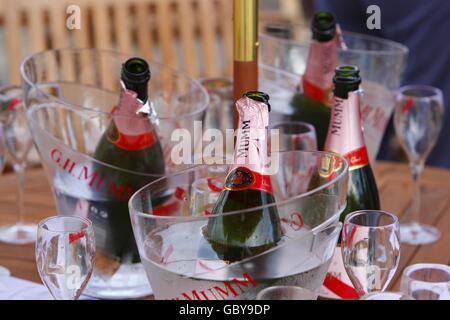 Ein Tisch mit Champagner-Flaschen und -Gläsern, während der Champagner in der Champagne Mumm Bar in Cowes Yacht Haven fließt am dritten Tag der Cowes Week, der weltbekannten Segelregatta, die jedes Jahr auf der Solent stattfindet, aber anderswo sind die Einnahmen unten. Die Veranstalter haben heute aufgehört, den Zuschauern wegen mangelnden Handels den Eintritt zu den Abendfesten zu berechnen. DRÜCKEN Sie VERBANDSFOTO. Bilddatum: Dienstag, 4. August 2009. Die Rezession wurde dafür verantwortlich gemacht, dass die Entry-Zahlen rund 15% niedriger als in den Vorjahren waren. Rund 900 Yachten werden während der acht Renntage im 183. Jahr der Veranstaltung antreten. Foto Stockfoto