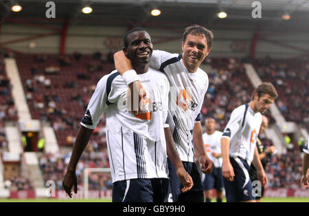 Fabrice Muamba von Bolton Wanderers feiert das Tor zur Eröffnung seiner Seite mit seinem Teamkollegen Johan Elmander (rechts) während des Vorsaison-Freundschaftsspiels im Tynecastle Stadium, Edinburgh. Stockfoto