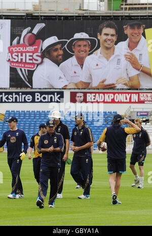 Cricket - The Ashes 2009 - npower Fourth Test - Australia Nets Session - Headingley. Die australische Cricket-Mannschaft mit ihrem Kapitän Ricky Ponting (Mitte) während der Nets-Sitzung in Headingley, Leeds. Stockfoto