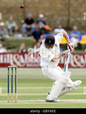 Tom Westley, der Schlagmann von Essex, wird vom Gloucestershire-Künstler Richard Dawson während des Liverpool Victoria County Championship-Spiels im Garon Park, Southend, für sieben geschlagen. Stockfoto