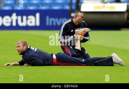 Der englische Andrew Flintoff wird auf dem Headingley-Feld während der NETs-Sitzung in Headingley, Leeds, behandelt. Stockfoto