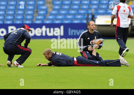Der englische Andrew Flintoff wird auf dem Headingley-Platz behandelt, als er mit dem englischen Kapitän Andrew Strauss (links) während der Nets-Sitzung in Headingley, Leeds, spricht. Stockfoto