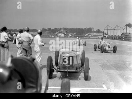 Motorsport - British Empire Race - Brooklands. Freddie Dixon, (31) Riley, der Norman Black, (3) MG und Dennis Evans (6) MG beim British Empire Race in Brooklands vorbeikommt. Stockfoto