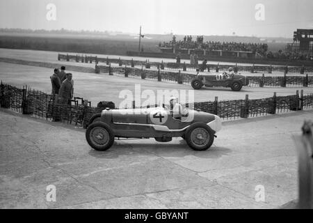 „Ginger“ Hamilton (4) in einem Alfa Romeo und Raymond Mays (11) WÄHREND des JCC International Trophy Race. Stockfoto