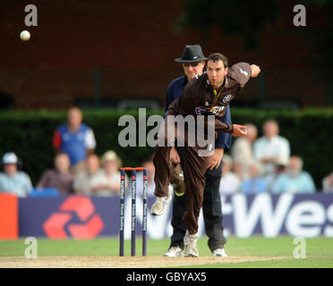 Cricket - NatWest Pro40 League 2009 - Division Two - Surrey V Derbyshire - Whitgift School. Matthew Spriegel von Surrey Stockfoto