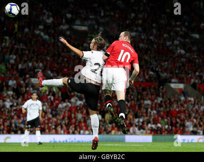 Wayne Rooney von Manchester United erzielt im Vorsaison-Freundschaftsspiel in Old Trafford, Manchester, das erste Tor des Spiels seiner Seite. Stockfoto