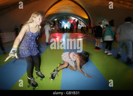 Skater in der Nokia Skate Almighty Roller Disco, im Potter's Field bei der Tower Bridge, London. Stockfoto