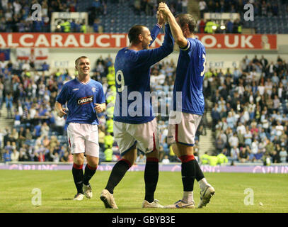 David Weir (rechts) der Rangers feiert das Tor mit seinem Teamkollegen Kris Boyd (Mitte) während des Vorsaison-Freundschaftsspiels im Ibrox Stadium, Glasgow. Stockfoto