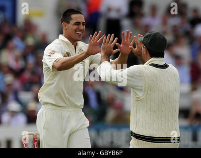 Der Australier Mitchell Johnson feiert das Dickicht von Englands Ian Bell mit Kapitän Ricky Ponting beim vierten Test in Headingley, Leeds. Stockfoto