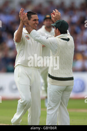 Cricket - The Ashes 2009 - npower Vierter Test - Tag 1 - England gegen Australien - Headingley. Der Australier Mitchell Johnson feiert mit Kapitän Ricky Ponting das Dickicht von Englands Ian Bell Stockfoto