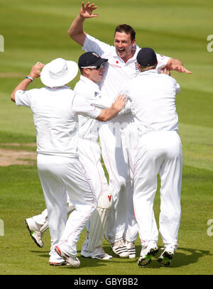 Cricket - The Ashes 2009 - npower Vierter Test - Tag 1 - England gegen Australien - Headingley. Der englische Steve Harmion feiert den Abschwund des australischen Simon Katich beim vierten Test in Headingley, Leeds. Stockfoto