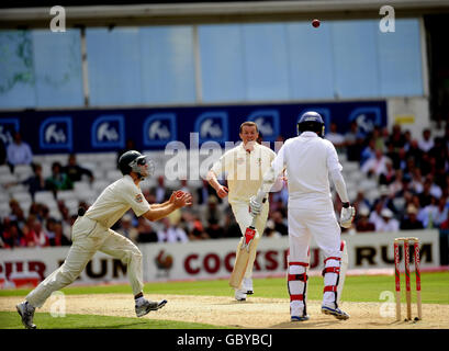 Der australische Feldspieler Simon Katich läuft beim vierten Test in Headingley, Leeds, um Graham Onions aus England zu erwischen. Stockfoto