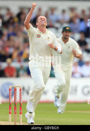 Cricket - The Ashes 2009 - npower Vierter Test - Tag 1 - England gegen Australien - Headingley. Der australische Peter Siddle feiert das Dickicht des englischen Steve Harmion Stockfoto