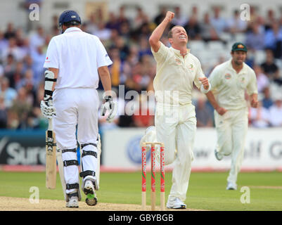 Der australische Peter Siddle feiert das Dickicht des englischen Steve Harmion Stockfoto
