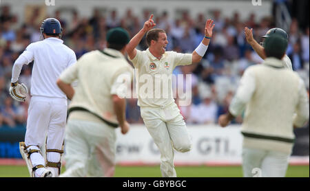 Cricket - The Ashes 2009 - npower Vierter Test - Tag 1 - England gegen Australien - Headingley. Der australische Peter Siddle feiert das Dickicht des englischen James Anderson Stockfoto