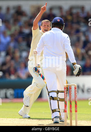 Der australische Peter Siddle feiert das Wicket des englischen Graeme Swann Stockfoto