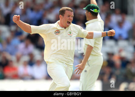 Der australische Peter Siddle feiert das Wicket der englischen Graham Onions Stockfoto