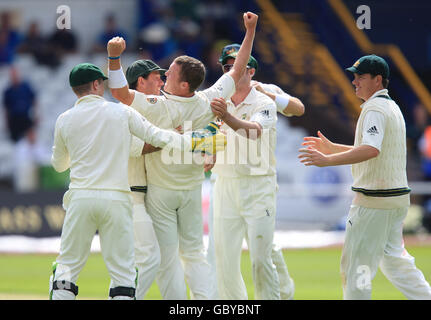 Cricket - The Ashes 2009 - npower Vierter Test - Tag 1 - England gegen Australien - Headingley. Der australische Peter Siddle feiert das Wicket der englischen Graham Onions Stockfoto