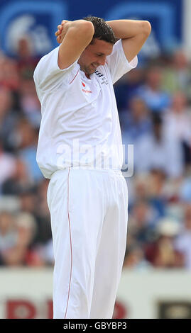 Der englische Steve Harmiso fühlt sich wie eine Belastung, als Australien sich anhäuscht Die Läufe Stockfoto
