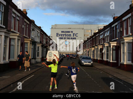 Evertons Fans kommen vor dem Vorsaison-Freundschaftsspiel im Goodison Park, Liverpool, im Goodison Park an. Stockfoto