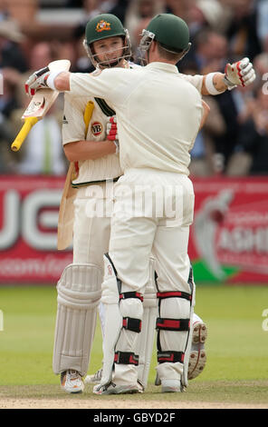 Der Australier Michael Clarke feiert sein Jahrhundert am vierten Tag des zweiten npower-Test-Spiels in Lord's, London. Stockfoto