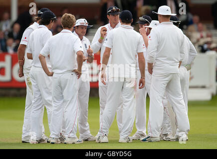 Cricket - The Ashes 2009 - npower Second Test - England gegen Australien - Tag vier - Lord's. Der englische Kapitän Andrew Strauss spricht mit seinen Spielern am vierten Tag des zweiten npower-Test-Spiels in Lord's, London. Stockfoto