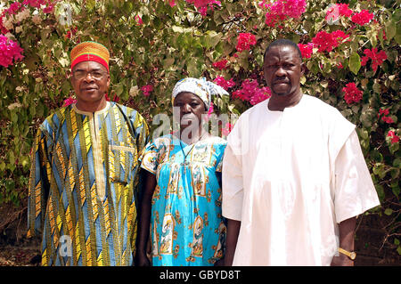 Gruppenfoto der drei Freunde in Burkina Faso, einen schönen Tag zu erfassen Stockfoto
