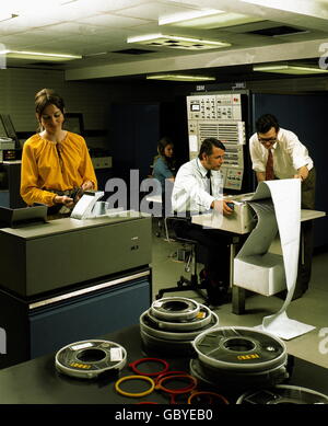 Büro, Computer, elektronische Datenverarbeitung bei IBM, Computersystem IBM 360, Hamburg, Deutschland, 1969, EDV, Band, Bänder, Backup, Server, Server, 1960er, 1960er, 1960er, 20. Jahrhundert, historisch, Menschen, Männer, Beruf, Berufe, Ausdruck, Frau, Frauen, Mitarbeiter, Mitarbeiter, Computer / Elektronik, weiblich, Zusatzrechte-Clearences-nicht vorhanden Stockfoto