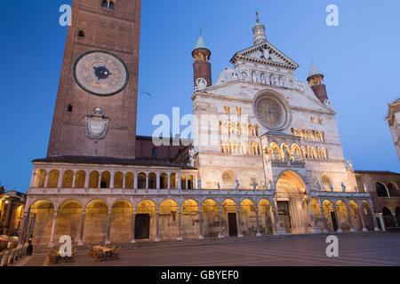 Cremona - die Kathedrale Mariä der Jungfrau Maria Dämmerung. Stockfoto