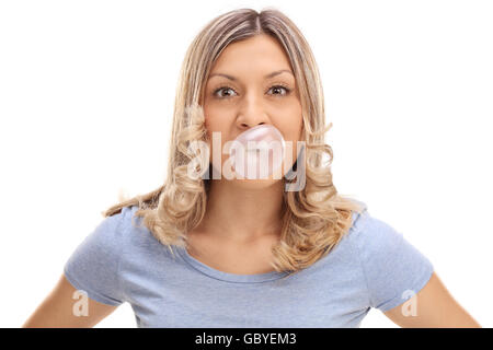 Studioaufnahme von einer Frau, die Sprengung einer Blase aus einem Kaugummi isoliert auf weißem Hintergrund Stockfoto