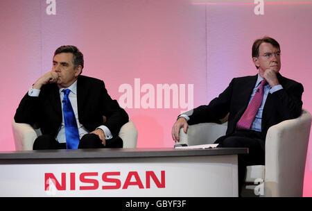 Nissan-Investition. Premierminister Gordon Brown (links) und Wirtschaftsminister Peter Mandelson beim Nissan-Werk in Sunderland. Stockfoto