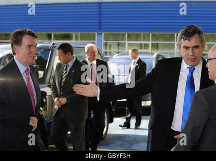 Nissan-Investition. Premierminister Gordon Brown (rechts) und Wirtschaftsminister Peter Mandelson beim Nissan-Werk in Sunderland. Stockfoto