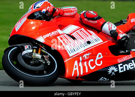 Ducati's Casey Stoner of Australia während des Free Practice 2 während des British Grand Prix Qualifying Day im Donington Park, Castle Donington. Stockfoto