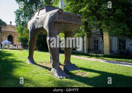 Quo Vadis Skulptur von David Cerny, Deutsche Botschaft im Garten des Palais Lobkowicz (Lobkovicky) Stockfoto