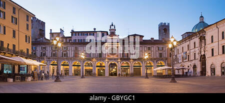 BRESCIA, Italien - 20. Mai 2016: Das Panorama der Piazza della Loggia Quadrat in der Abenddämmerung. Stockfoto