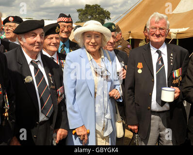 Dame Vera Lynn, die britische Armee, die als Liebling aus dem Zweiten Weltkrieg singt, winkt bei der war and Peace Show im Paddock Wood, nahe Tunbridge Wells in Kent. Stockfoto