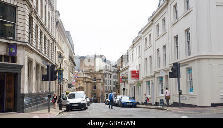 Birmingham-Geschäftsviertel mit Mittag Büroangestellte genießen den Sommer Sonne, West Midlands, UK Stockfoto