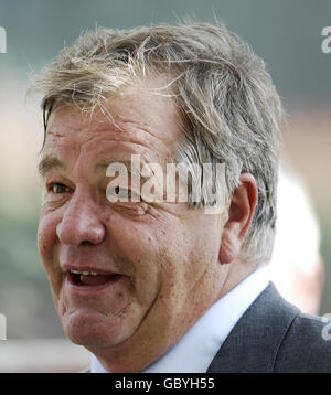 Trainer Sir Michael Stoute nach seinem Pferd Conduit gewann die King George VI und Queen Elizabeth Stakes während der Betfair Wochenende auf Ascot Racecourse, Berkshire. Stockfoto