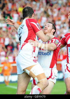 Paul Cooke von Hull KR (links) feiert seinen Versuch mit Ben Fisher während des Engage Super League-Spiels im Craven Park, Hull. Stockfoto