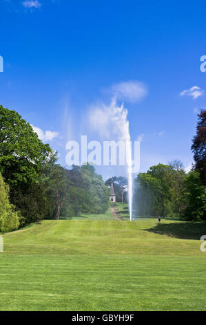 dh Stanway House COTSWOLDS GLOUCESTERSHIRE höchste UK Brunnen 300 Fuß hohe einzelne Jet Brunnen im Garten Stockfoto