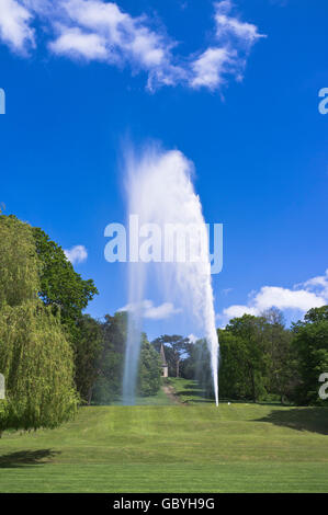 dh Stanway House COTSWOLDS GLOUCESTERSHIRE höchste UK Brunnen 300 Fuß hohe einzelne Jet Brunnen im Garten Stockfoto