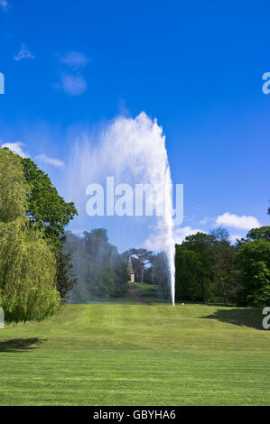 dh Stanway House COTSWOLDS GLOUCESTERSHIRE höchsten britischen Brunnen 300 Meter Hoher Springbrunnen mit einem Strahl im Garten mit Wasserspiel Stockfoto