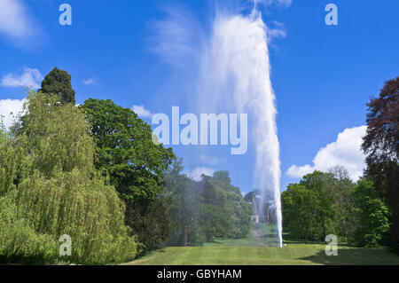 dh Stanway House COTSWOLDS GLOUCESTERSHIRE höchste UK Brunnen 300 Fuß hohe einzelne Jet Brunnen im Garten Stockfoto