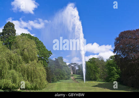 dh Stanway House COTSWOLDS GLOUCESTERSHIRE höchsten britischen Brunnen 300 Meter Hoher Springbrunnen mit einem Strahl auf dem Gelände, Gartenwasser und Gärten Stockfoto