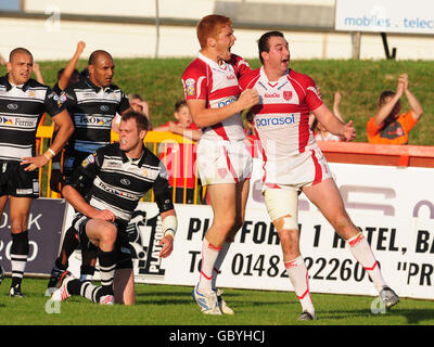 Hull KR's Paul Cooke (rechts) feiert seinen zweiten Versuch mit Kris Welham, da die Spieler des Hull FC während des Engage Super League-Spiels im Craven Park, Hull, niedergeschlagen sind. Stockfoto