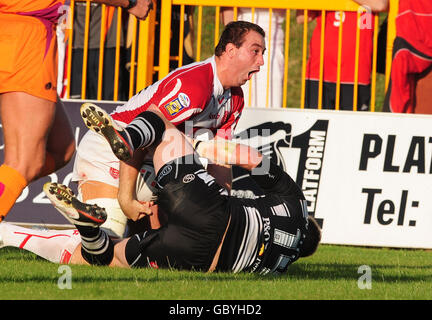 Paul Cooke von Hull KR feiert seinen zweiten Versuch, nachdem er Richard Whiting von Hull beim Engage Super League-Spiel in Craven Park, Hull, über die Linie geschlagen hat. Stockfoto