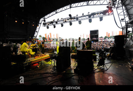 Oumou Sangare tritt während des Womad Festivals im Charlton Park, Wiltshire, auf der Open Air Bühne auf. Stockfoto