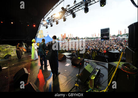 Oumou Sangare tritt während des Womad Festivals im Charlton Park, Wiltshire, auf der Open Air Bühne auf. Stockfoto