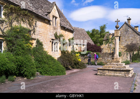 dh Stanton Cotswold Way Dorf COTSWOLDS GLOUCESTERSHIRE Wanderer Cotswold Steingebäude und Markt durchqueren england Sommer ländliches Leben Wanderer englisch Stockfoto